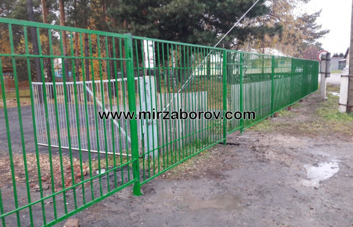 № 4004 Сварной металлический забор для школы